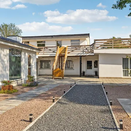 5 Bedroom Amazing In Hébergement de vacances *