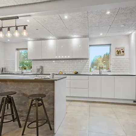 5 Bedroom Amazing In Dom wakacyjny *